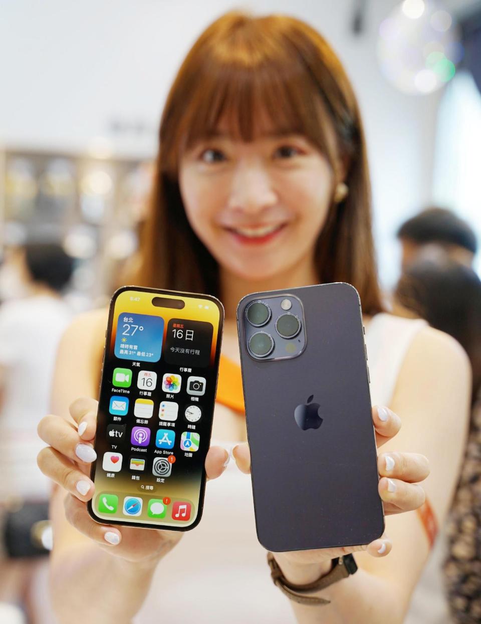 ▲台灣大推出超霸氣的iPhone 14購機活動，只要申辦指定專案，就能抽價格破百萬的特斯拉Model 3，堪稱史上最狂的獎項。