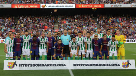 Los jugadores de Barcelona y Betis posan para una foto antes de comenzar el partido entre ambos equipos por la liga española de fútbol, Barcelona, España, 20 de agosto de 2017. REUTERS/Sergio Perez
