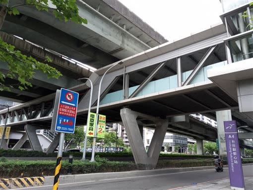 男子從高架橋墜落到捷運站上方。（圖／翻攝畫面）