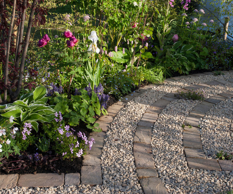 a gravel and brick paver circular patio design