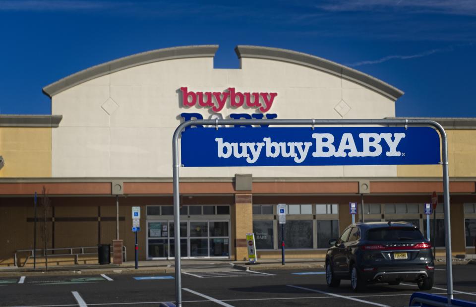köp köp Babybutik med vagnsreturställ i förgrunden