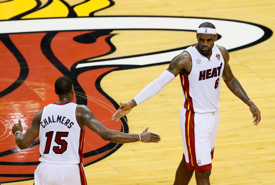 LeBron James與Mario Chalmers。(Photo by Kevin C. Cox/Getty Images)