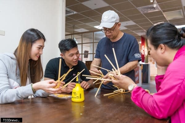 國立傳藝術中心傳藝工坊帶民眾做竹編教學。（傳藝中心提供）