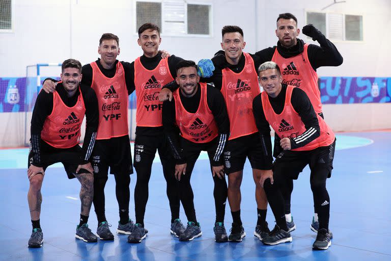 Todos contentos, incluso en un entrenamiento indoor del seleccionado