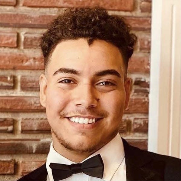 Tenor Daniel Espinal, a graduate of Sarasota High School, has signed a contract with the Lyric Opera of Chicago for 2024-26.