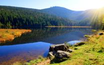 <p>Der Große Arber ist der höchste Berg im Bayerischen Wald. Mit einer Höhe von 1.456 Metern zeichnet er am Ufer des malerischen Arbersees ein wunderschönes Bergpanorama mit tiefen Urwäldern. Vor allem die besondere und sehr romantische Naturkulisse zieht zahlreiche Besucher an, die entweder zu Fuß oder mit der Arber-Bergbahn den Gipfel erklimmen. (Bild: iStock / vencavolrab)</p> 