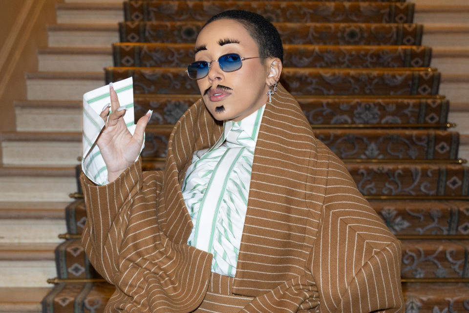 Wimpern über Wimpern: Damit wollte Rapperin Doja Cat in Paris augenzwinkernd ihre Kritiker*innen zufriedenstellen. (Foto: Getty Images)