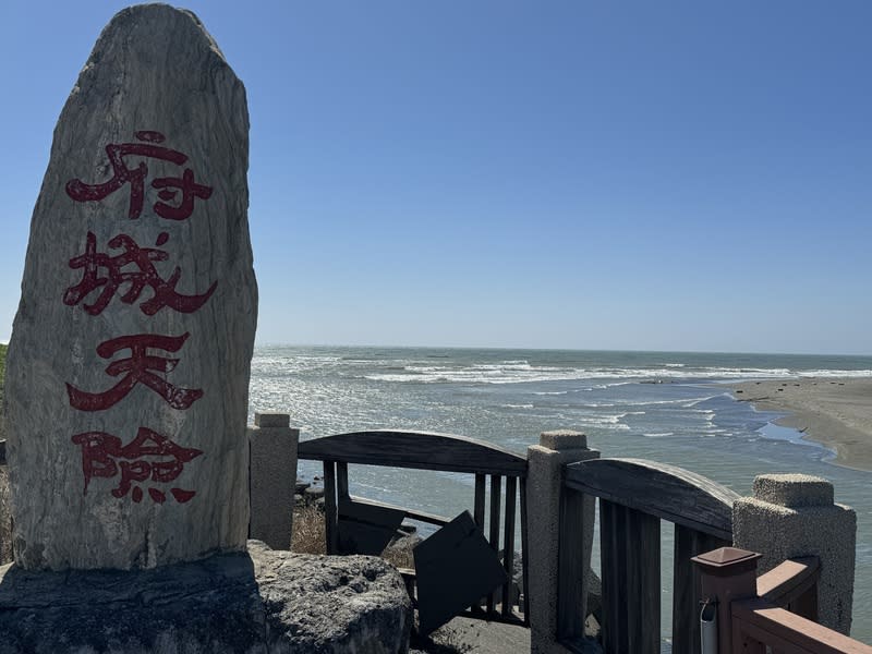 昔日鄭成功揮軍登陸地點  鹿耳門溪口豎立石碑 相距熱蘭遮城陸上車行17公里外的鹿耳門溪，據傳是 鄭成功揮軍登陸地點，如今溪口豎立「府城天險」巨 大石碑及鄭成功雕像，以紀念當年軍事行動。 中央社記者張榮祥台南攝  113年3月16日 