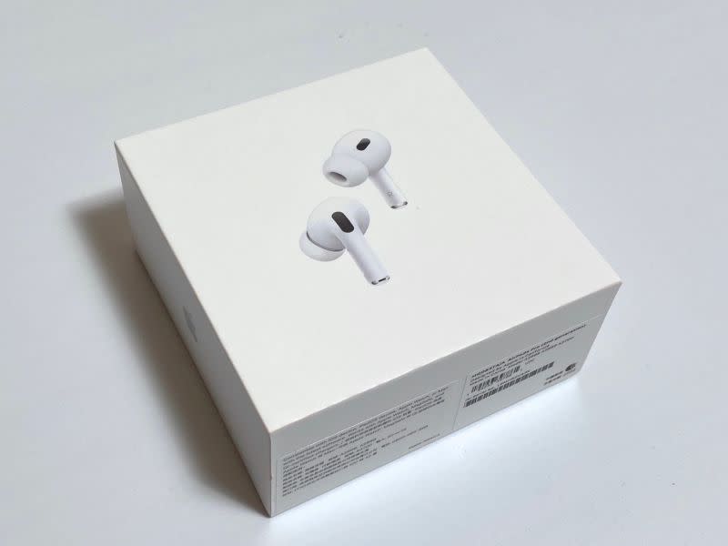 ▲Airpods Pro 2有多項功能進化，讓不少果粉從發表日當下就決定要在第一時間入手。(圖／記者周淑萍攝)