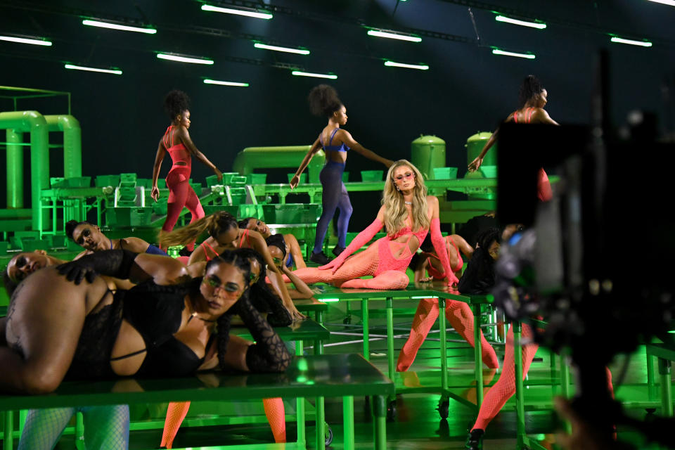 Tabria Majors y Paris Hilton en el Rihanna's Savage X Fenty Show Vol. 2 (Getty Images)