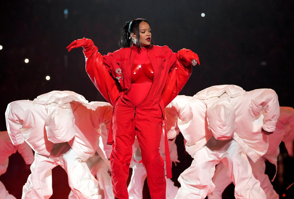 Rihanna plays the hits — and introduces a surprise guest — at the