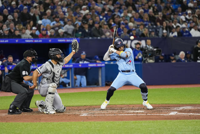 Springer hurts hand, Blue Jays finish sweep of White Sox 8-0