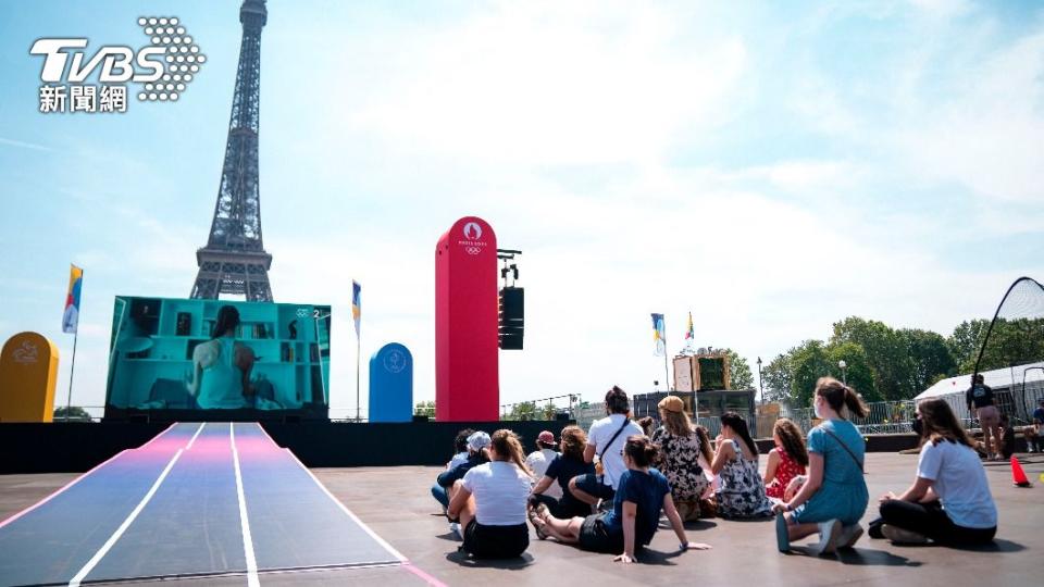 巴黎市政府在巴黎鐵塔對面架設「奧運村」，讓民眾同樂。（圖／達志影像美聯社）
