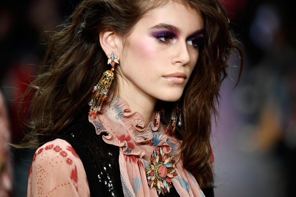 BU2: Kaia Gerber im zweiten Look der Show von Anna Sui. (Bild: Getty Images)