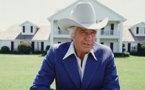 Er gründete Ewing Oil gemeinsam mit seinem Bruder Jason und Digger Barnes: Später wurde John Ross "Jock" Ewing (Jim Davis) zum alleinigen Eigentümer der Firma, die seine Söhne J.R. und Bobby führen. (Bild: CBS Photo Archive/Getty Images)