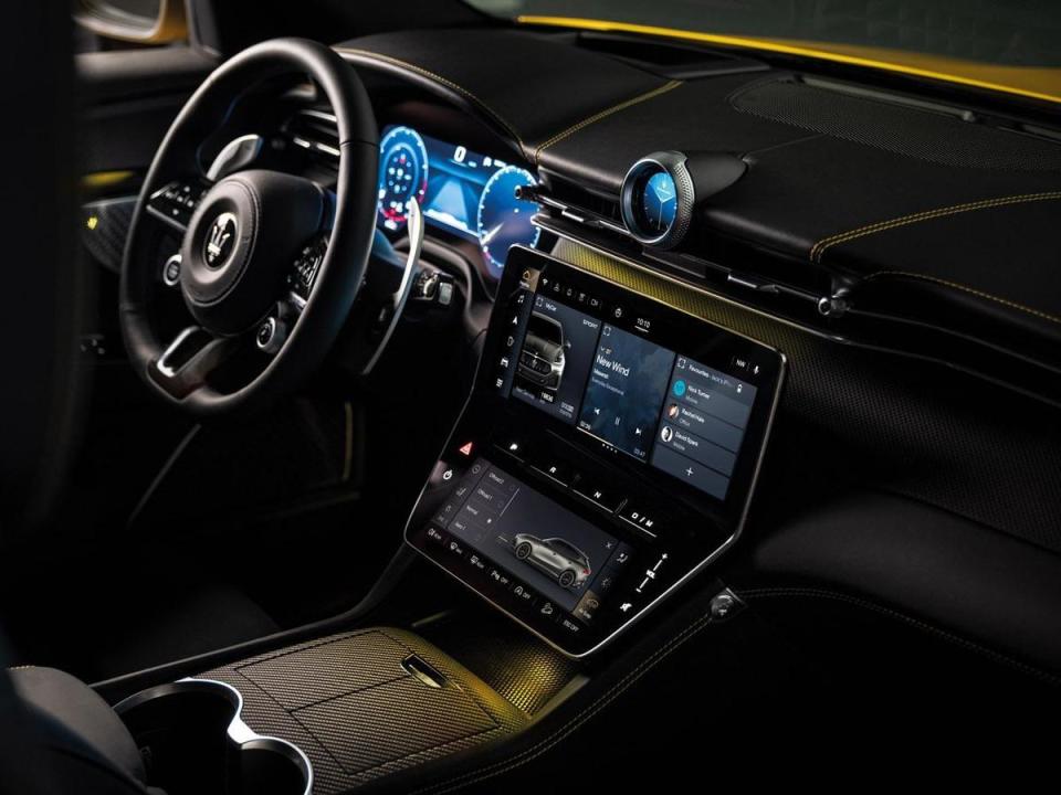 Grecale大膽將前衛設計，結合4具數位科技螢幕: 駕駛前方的12.3吋數位儀錶、整合MIA智能多媒體系統的12.3吋中央觸控螢幕、與下方8.8吋多功能觸控螢幕，以及數位時英鐘。