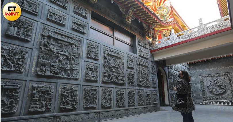 慶安宮後殿有寫實的地獄系列石雕，雕工精細、作品大器。（圖／林士傑攝）
