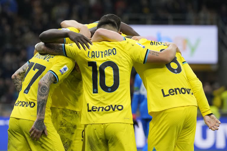 Lautaro, en el centro de los festejos durante el último partido de Inter, un 4-2 a Sassuolo, con un gol del bahiense