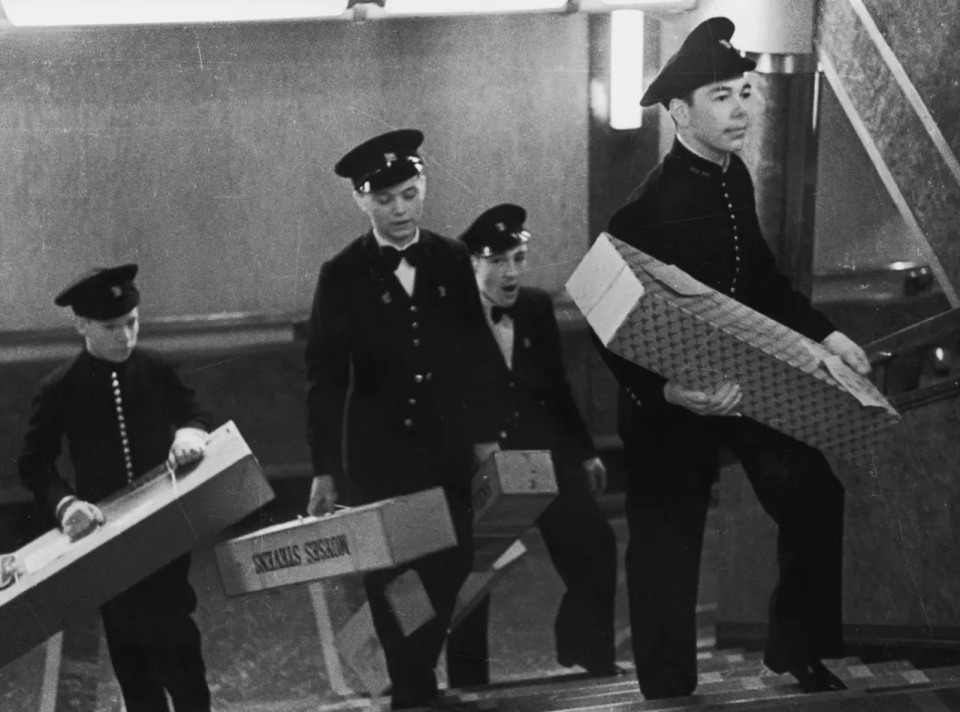 Die Pagen brachten Blumenboxen zu den Passagieren. - Copyright: Kurt Hutton/Picture Post/Hulton Archive/Getty Images