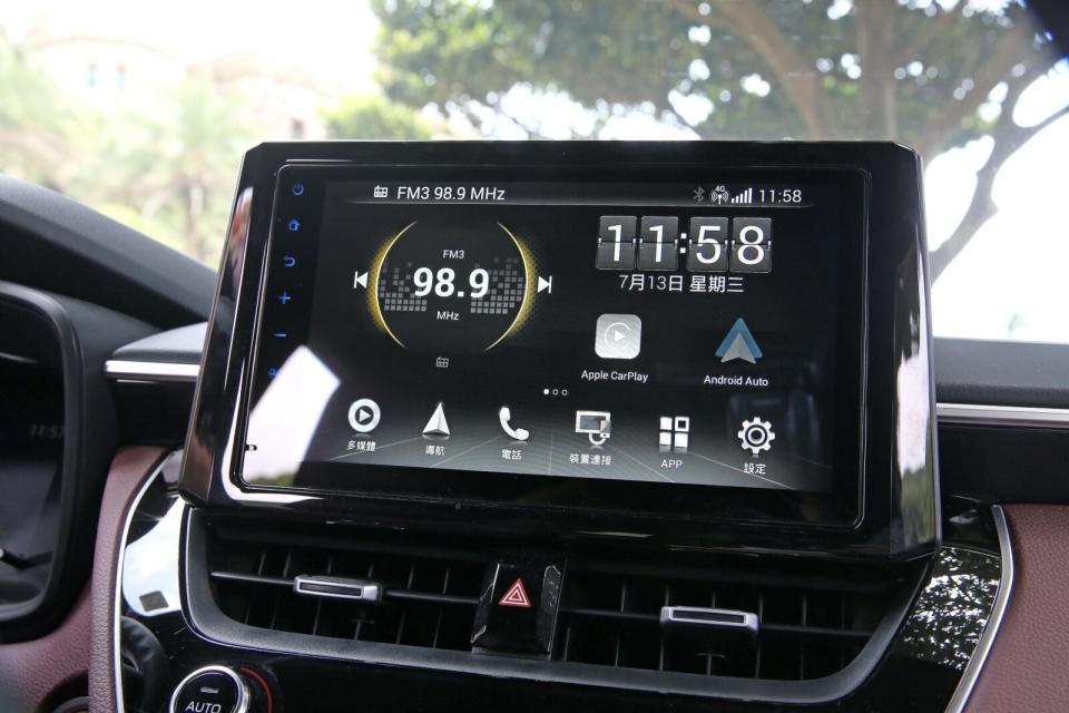 汽油尊爵版標配8吋WiFi螢幕主機，內載Toyota Drive+ Connect智聯車載系統，但未能支援Apple CarPlay/Android Auto連結功能(試駕車已升級選配)。