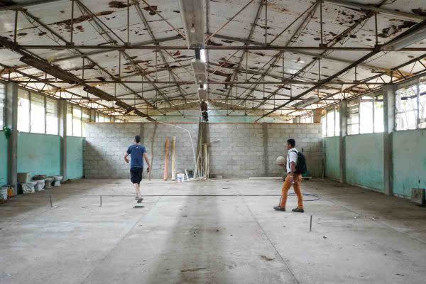 Reacondicionar un edificio abandonado en la escuela como vivienda in-situ para docentes y trabajadores.