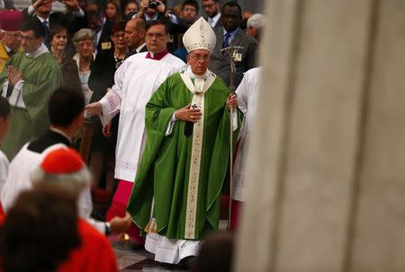 Pope Francis arrives to celebrate a mass to mark the opening of the synod on the family in Saint Peter's Square at the Vatican October 5, 2014. REUTERS/Tony Gentile