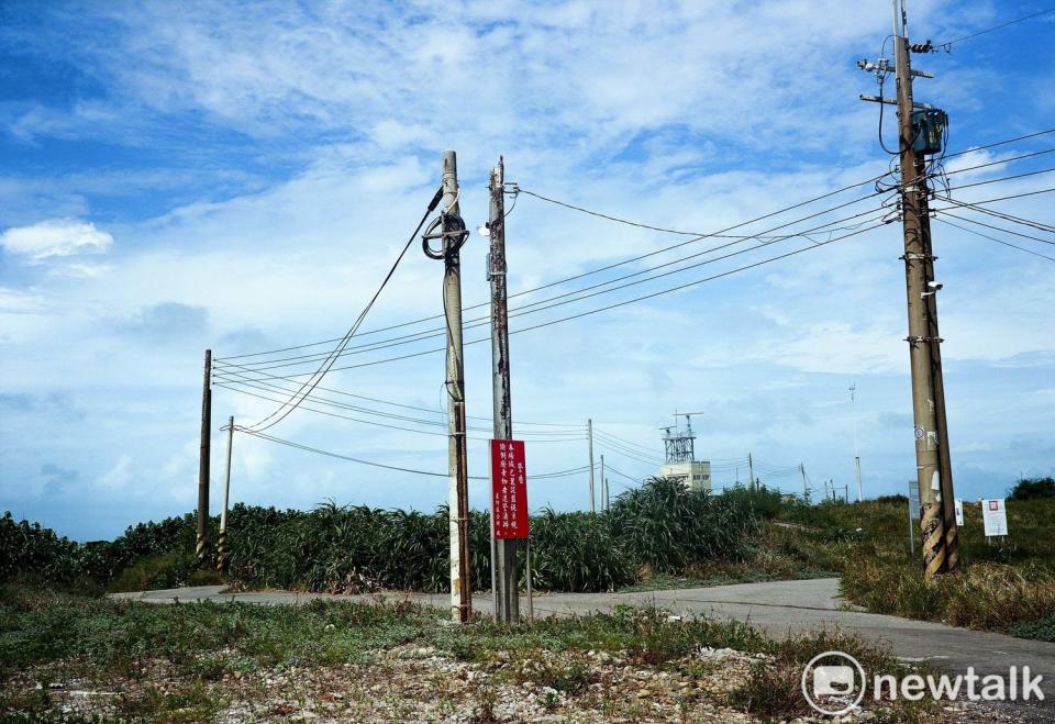 電線桿、野草、曠野的桃園海濱，在余白眼中是個散發著獨特香氣的土地。   圖：余白攝影/提供