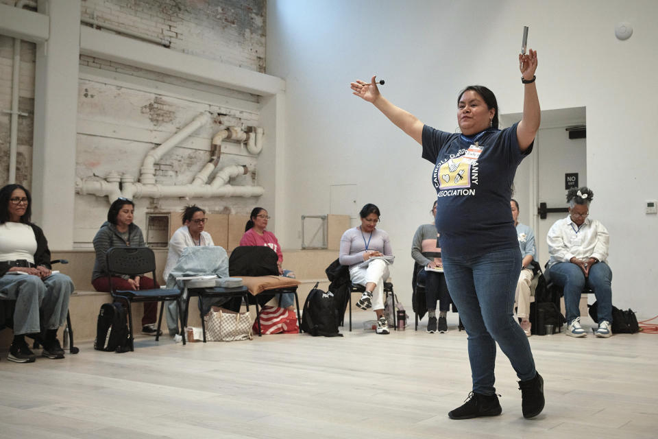 La coach Judith Bautista Hidalgo interviene durante una clase de prevención del acoso sexual para niñeras y empleadas del hogar, el 27 de abril de 2024, en Brooklyn, Nueva York. En Estados Unidos, el trabajo doméstico está excluido de muchas protecciones federales en el lugar de trabajo, y la naturaleza privada y domiciliaria del empleo significa que el abuso tiende a ocurrir a puerta cerrada. (AP Foto/Andres Kudacki)