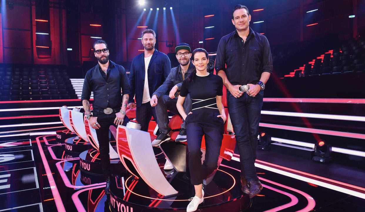 Sie sind die “The Voice Senior”-Coaches: Alec Völkel, Sasha, Mark Forster, Yvonne Catterfeld und Sascha Vollmer. (Bild: SAT.1/André Kowalski)