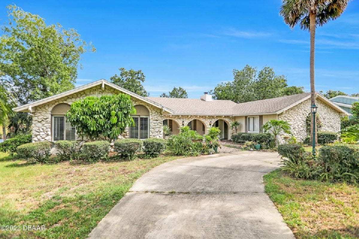 This well-maintained home sits on a quiet cul-de-sac with beautiful river views as a backdrop in the highly sought-after Ormond Beach community of Tomoka Oaks.