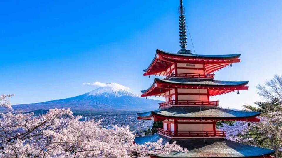 從新倉淺間神社的五層寶塔欣賞富士山。（圖／Klook提供）