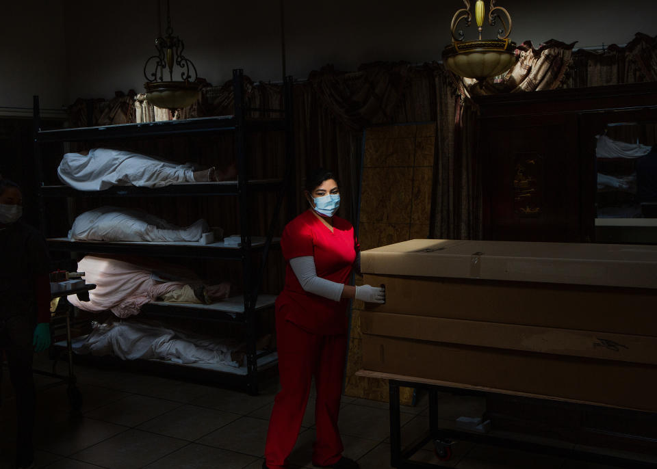 Brianna Hernández en el vestíbulo de la capilla de Continental Funeral Home en el este de Los Ángeles, el 1° de febrero de 2021. (Alex Welsh para The New York Times)