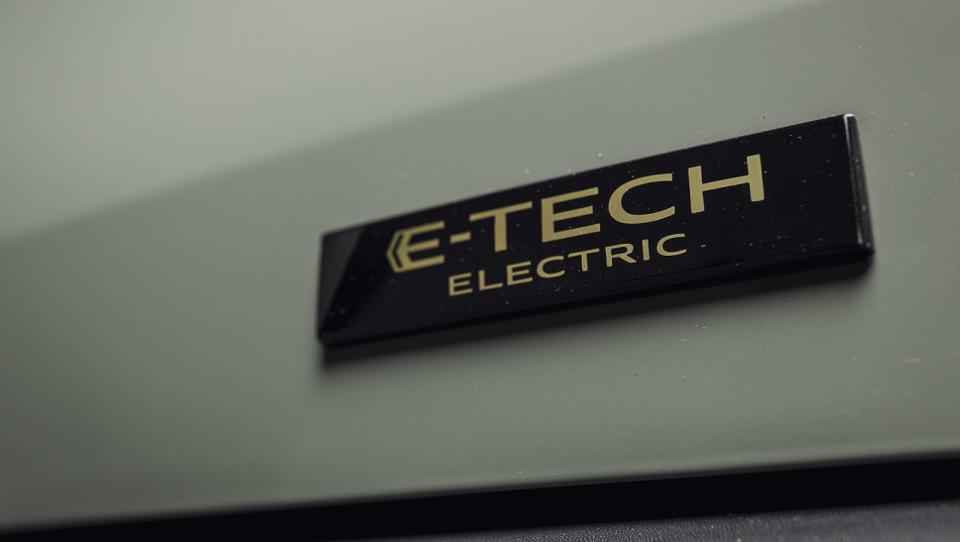 Un logo negro con dorado destaca al nombre E-Tech de los nuevos autos eléctricos de Renault.