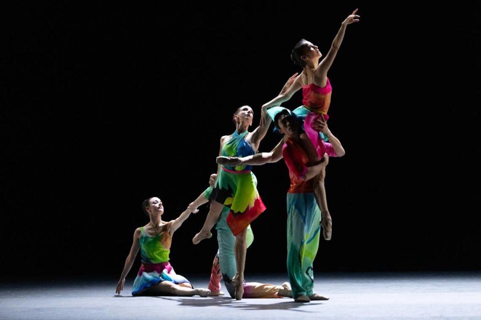 Los bailarines de Miami City Ballet (con Katia Carranza sostenida en lo alto por Shimon Ito) en “Petrichor”, de Pontus Lidberg.