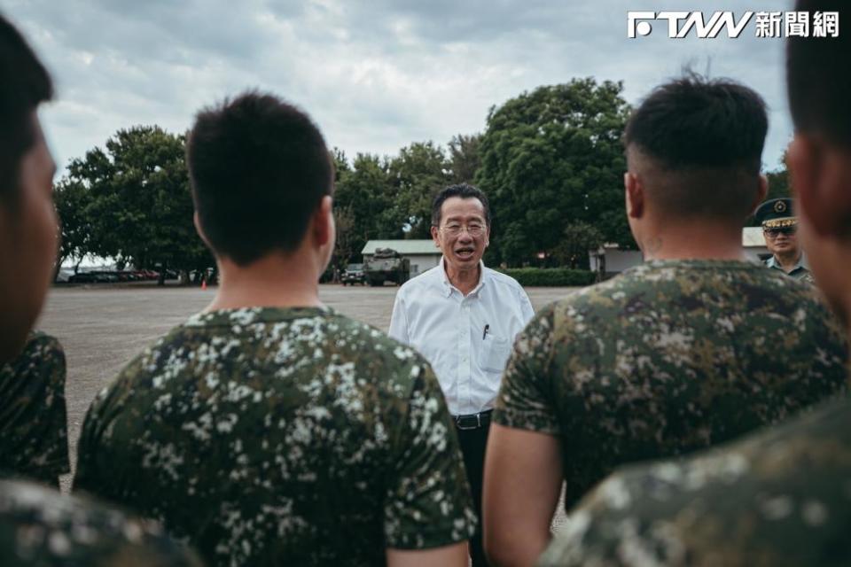 顧立雄不拘形式與官兵溝通交流，慰勉官兵戮力戰備訓練的辛勞。（圖／國防部提供）