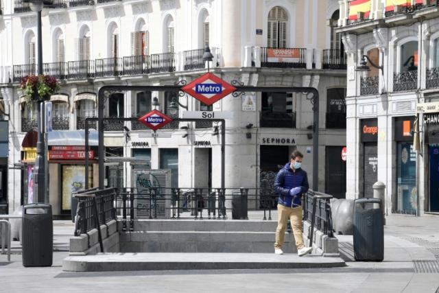 Un pasajero sale de la estación de metro Sol, en la madrileña Puerta del Sol, el 1 de abril de 2020