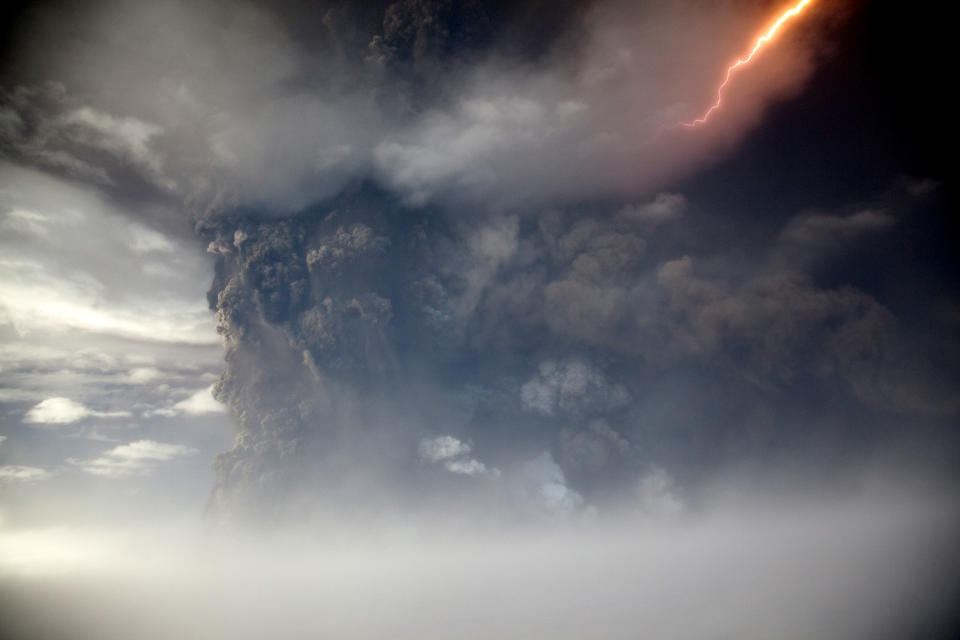 A cloud of smoke caused by the 2011 Grímsvötn eruption which led to hundreds of flights being canceled. (Getty)