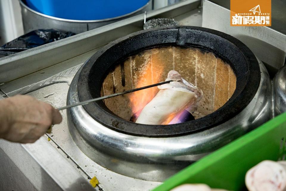 豬手會先以1000°C的爐燒約4分鐘，把油份逼出，再浸水擦走表皮的毛髮，最後才浸秘製滷水汁。