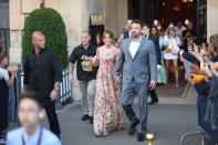 <p>Ben Affleck et Jennifer Lopez, à la sortie de leur hôtel à Paris, samedi.</p>