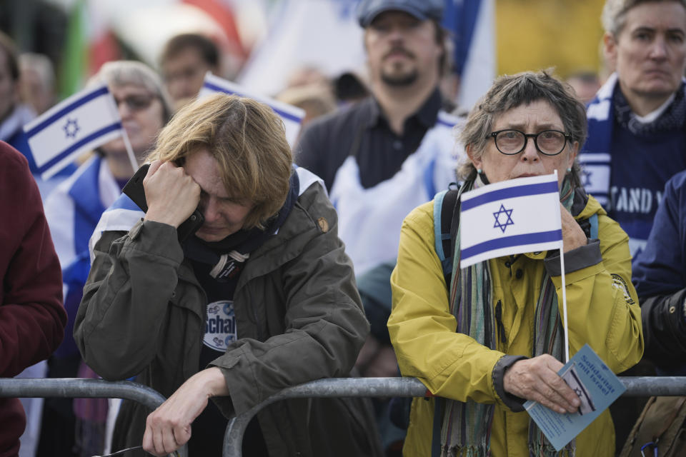 Una mujer llora mientras escucha discursos durante una manifestación contra el antisemitismo y para mostrar solidaridad con Israel, en Berlín, Alemania, el domingo 22 de octubre de 2023. (Foto AP/Markus Schreiber)