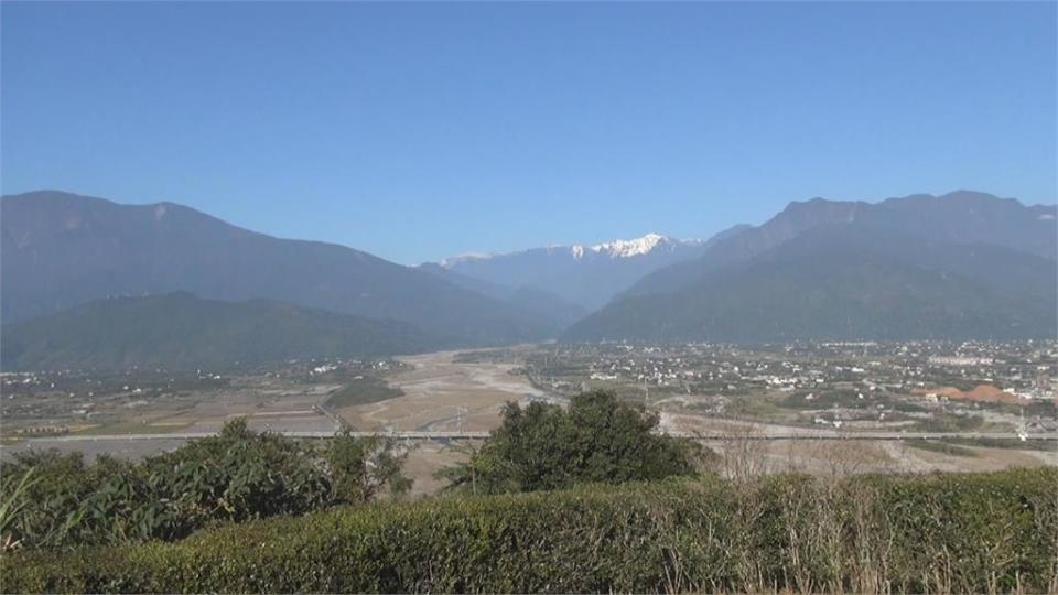 如富士山美景...奇萊連峰白雪皚皚！花蓮平地抬頭就能賞雪景