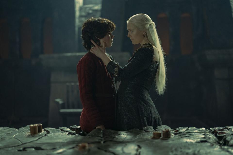 elliot grihault as luke velayron and emma d'arcy as rhaenyra targaryen in 'house of the dragon' season 1 episode 10
