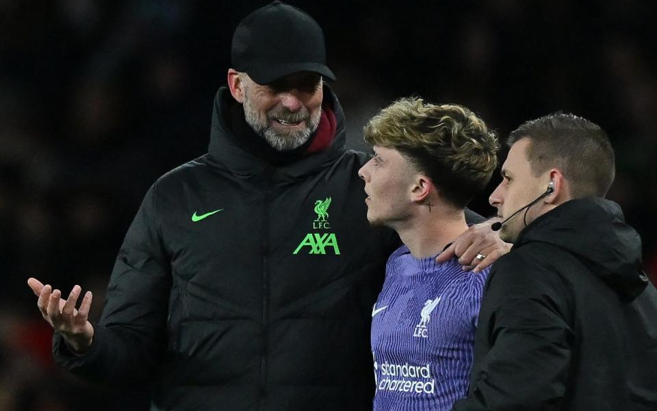 Jurgen Klopp chats to Bobby Clark before bringing him on as a substitute at Arsenal