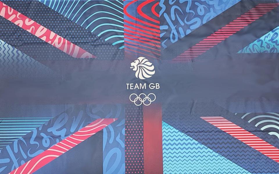 Zeigen Sie Ihre Unterstützung für das Team bei den Olympischen Spielen 2024 in Paris mit dieser großen, offiziellen Team-GB-Union-Jack-Flagge!  Machen Sie ihnen einen Tag mit diesem Produkt oder einer unserer anderen offiziellen Team-GB-Flaggen!  Zeigen Sie Ihren Stolz für unser Land und unsere fleißigen Sportler, indem Sie es in jedem Raum oder an jedem Fahnenmast ausstellen.  Erstellen Sie eine Show, die man gesehen haben muss und die für alle Fans geeignet ist!  Diese Flaggen sind auf einem leichten Polyestermaterial gedruckt und werden nur als Dekorationsflaggen hergestellt und sollten nicht über einen längeren Zeitraum an einem Fahnenmast gehisst werden.