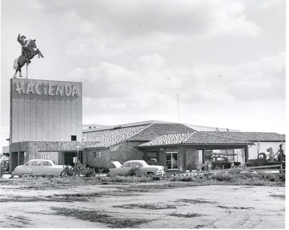 Exterior de The Hacienda Mote en marzo de 1954.