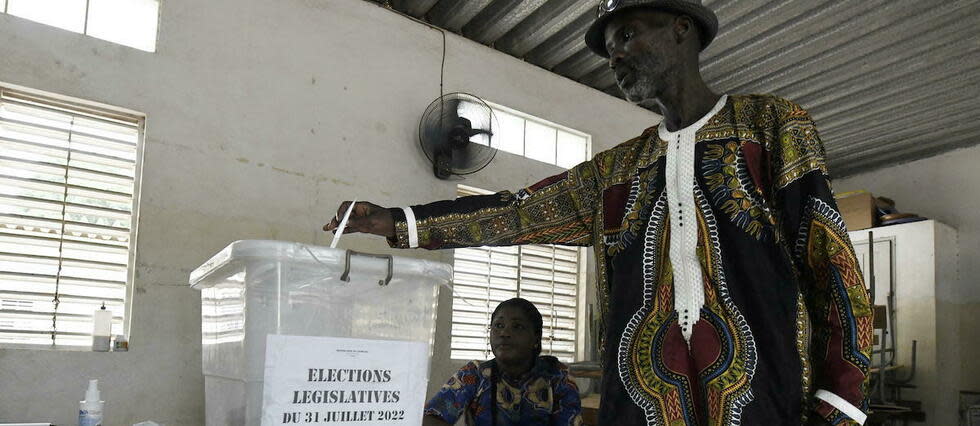 Bien qu'elles se soient déroulées dans le calme le 31 juillet, les législatives sénégalaises demeurent sous tension dans l'attente des résultats.   - Credit:SEYLLOU / AFP