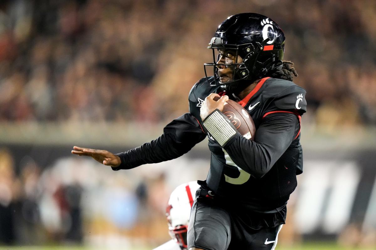 No, Cincinnati Bearcats will not play on a black football field Friday