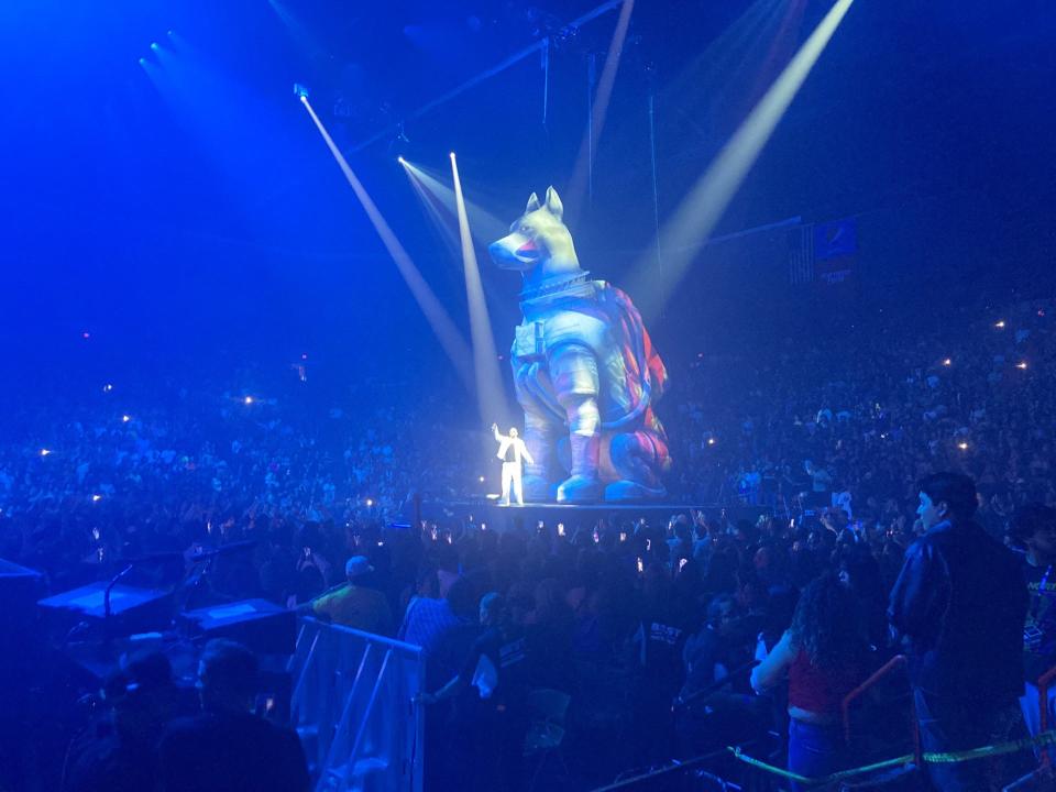 The Don Juan World Tour set included a second stage with a huge, inflatable Doberman dog. The singer apparently loves his Doberman Pinscher and has several other dogs.