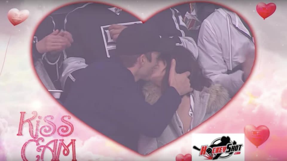 Ashton Kutcher and Mila Kunis' kiss cam moment is everything. Source: YouTube / LA Kings