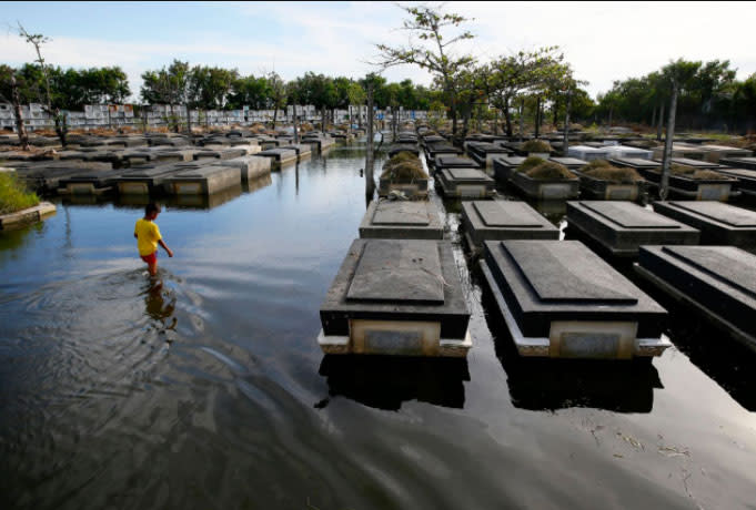 Nachdem in der letzten Woche der Norden der Philippinen von Taifunen getroffen wurde, sind einige Teile immer noch überflutet. Das Bild zeigt einen Jungen, der über einen überschwemmten Friedhof watet, während im Land die Vorbereitungen zur Ehrung der Verstorbenen an Allerheiligen laufen. (Foto: Bullit Marquez/AP)